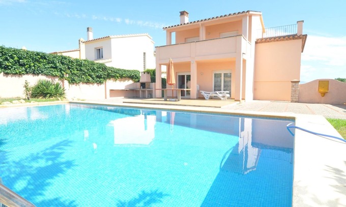 L'Escala Villa | Very spacious house with private pool