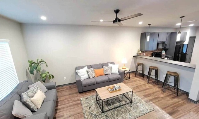 College Station House | Veteran's Park Condo #708 - 2bed/2.5bath w/pool