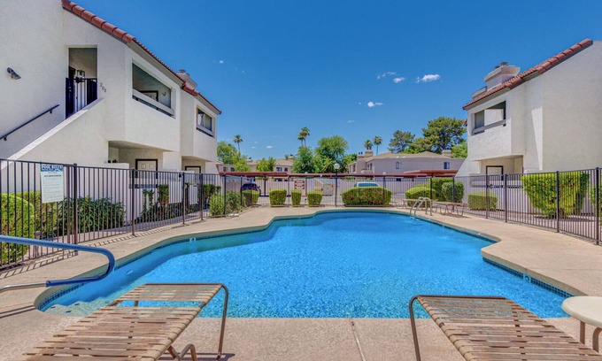 South Scottsdale Condo | Vibrant 1BR Condo w/Patio, Pool, & Parking