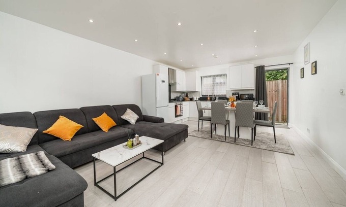 Northumberland Park House | Vibrant 3br in Tottenham free parking on request