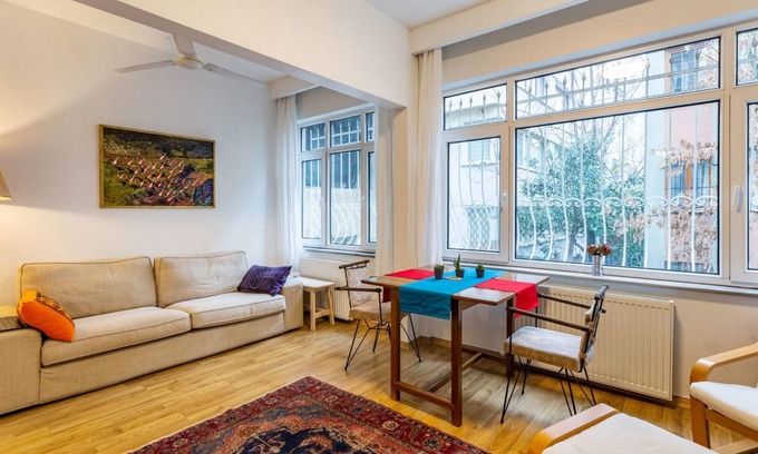 Cihangir Apartment | Vibrant Flat in Cihangir with Central Location
