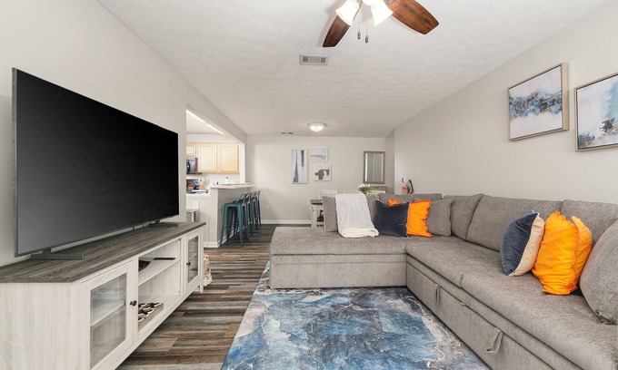 Auburn Condo | Vibrant Living Near Auburn University l 4BR 4BA