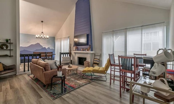 Lenexa House | Vibrant remodeled 3 bedroom townhome