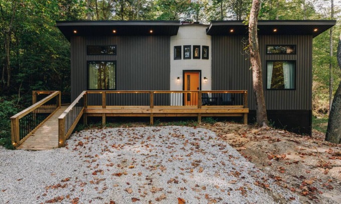 Saint Helens House | Vibrant Silo House | Hot Tub | Sleep 6 | King Beds