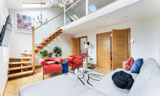 East Walworth Apartment | Vibrant Urban Escape, Family Friendly - Sleeps 7!