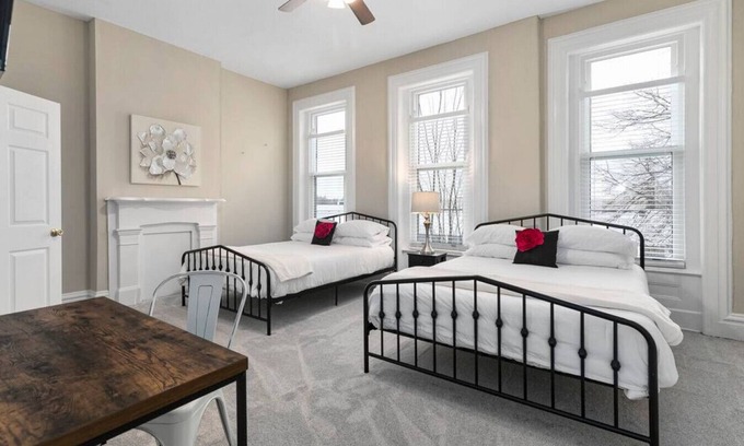 Benton Park House | Victor · Elegant 3 Story Historic Rmdl *Sleeps 18* - Pets