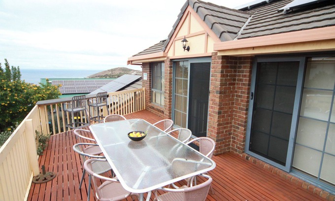 Encounter Bay House | Victor Harbor | Spacious | Seaside | Pets Welcome | Balcony Views, Smart TV, Wi-Fi, Outdoor Firepit