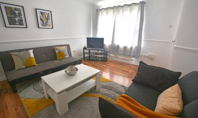 Hull House | Victoria Dock 3 Bedroom House sleeps 5-Free Parking-Contractor Long Stay