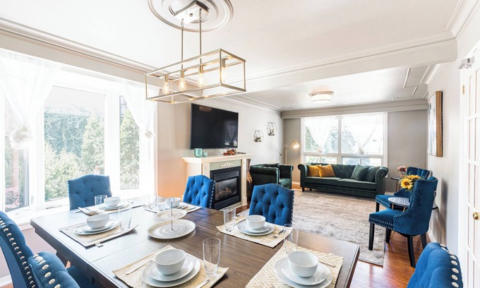 Niagara Falls House | Victoria Family Vacation Home - 7 Seats HotTub - CLOSEST To The Falls