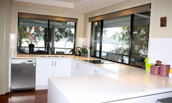 Bonnells Bay House | Victoria Lakeside House