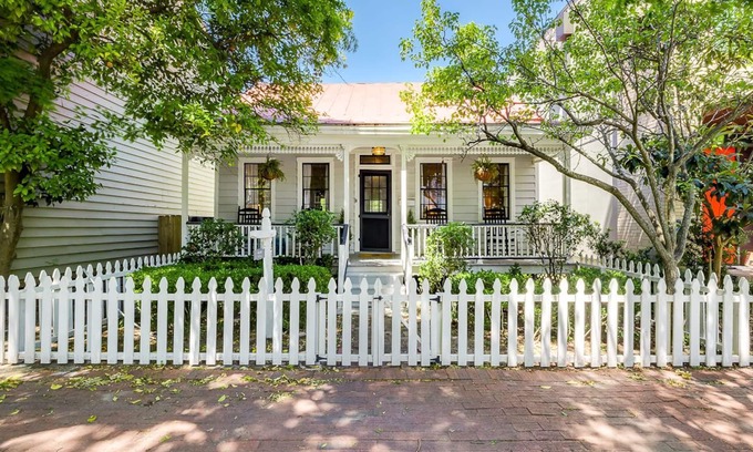 Historic Downtown Savannah House | Victorian Cottage Near Forsyth Park