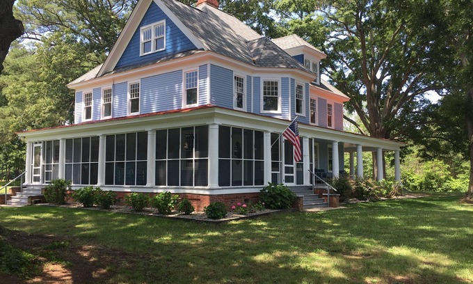 Bohannon House | Victorian Farmhouse w/private waterfront & pier at the mouth of Mobjack Bay