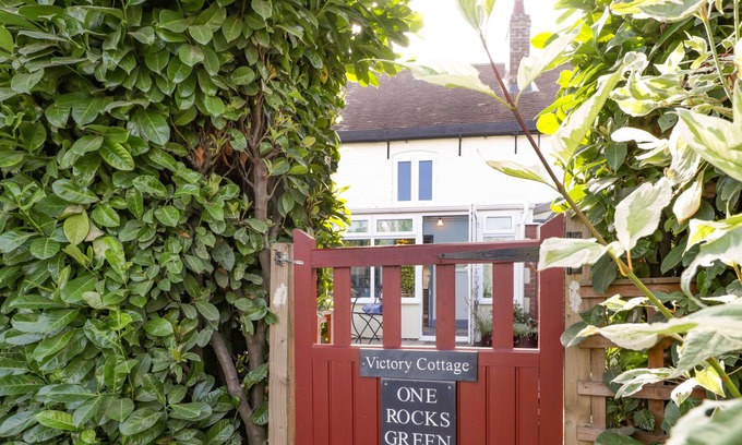 Ludlow Cottage | VICTORY COTTAGE, pet friendly, with open fire in Ludlow