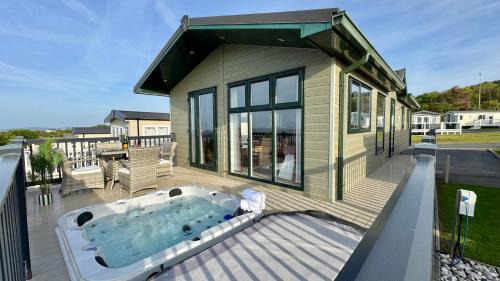 Llanddulas Other | Victory Lodge with Hot Tub - 2 Bedroom - Sleeps 6 - Bron-Y-Wendon Holiday Park