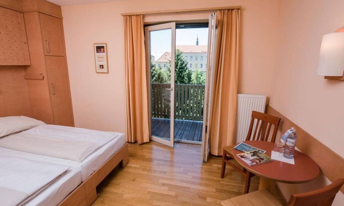 Fuerstenfeld House | Vierbettzimmer mit Dusche, WC - Jufa Hotel Fürstenfeld