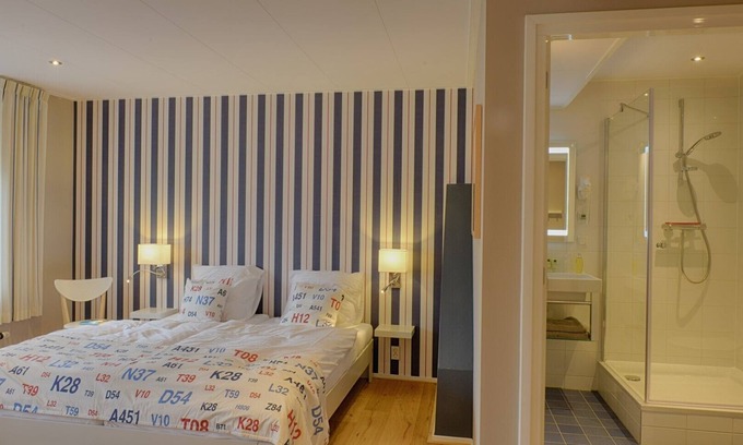Monnickendam Apartment | View of the harbour, room with shared kitchenette