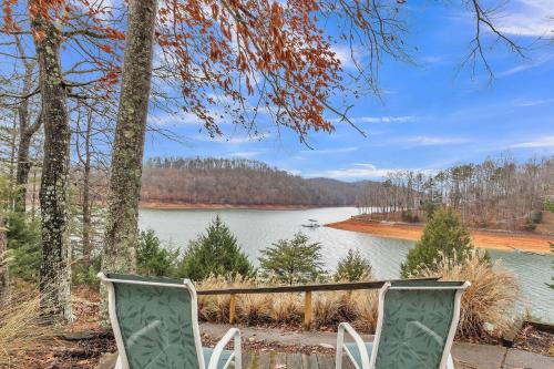 La Follette House | View West Lakefront Cottage cottage