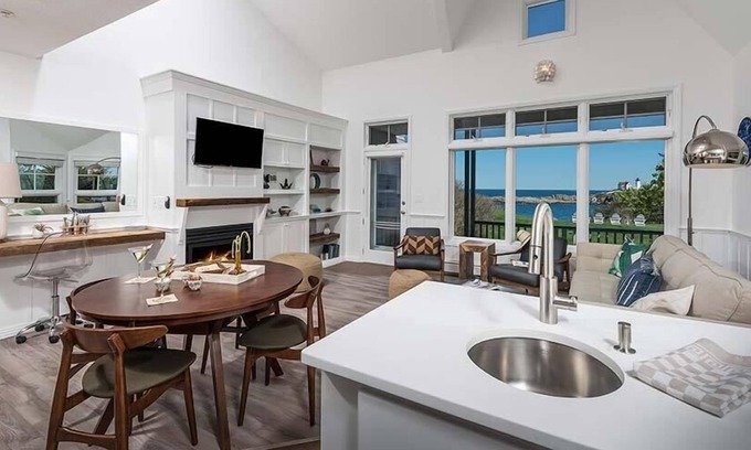 York Beach House | ViewPoint - 2BR Poolside Townhouse Suite 101