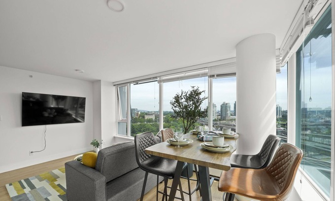 Gastown Condo | Views! @ 3br/2ba Renovated Condo +Parking+Gym+Pool