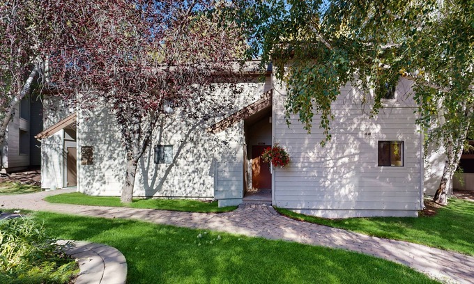 Elkhorn Village Condo | Views and recreation: Sun Valley condo with pool, sauna, tennis and hot tub!