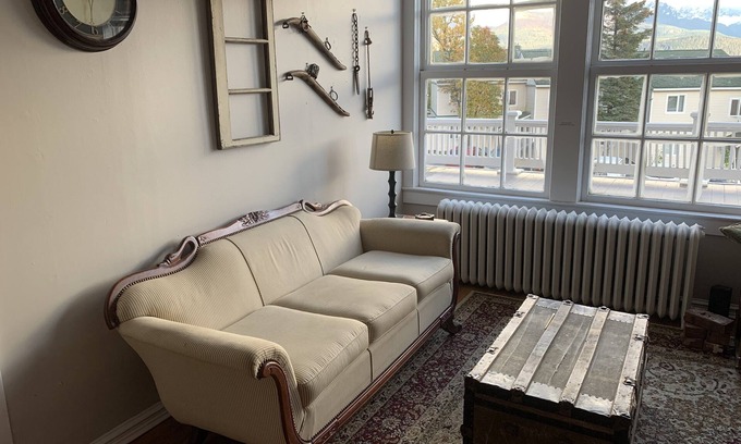 Seward House | views! Location! Historic 2BR/1BA loft with Views-Downtown Telegraph House