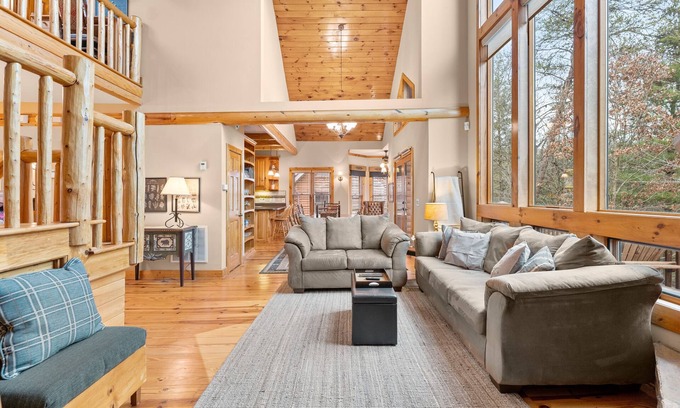 Helen Cabin | VIEWS of the Appalachian MTN in cozy cabin w/HOT TUB