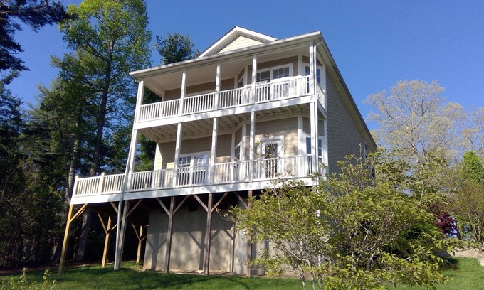 Hendersonville House | Views of/Walk to Historic Downtown Hendersonville