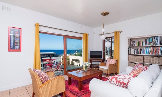 Glencairn Apartment | Views | Quiet | walk to beach | Full Kitchen