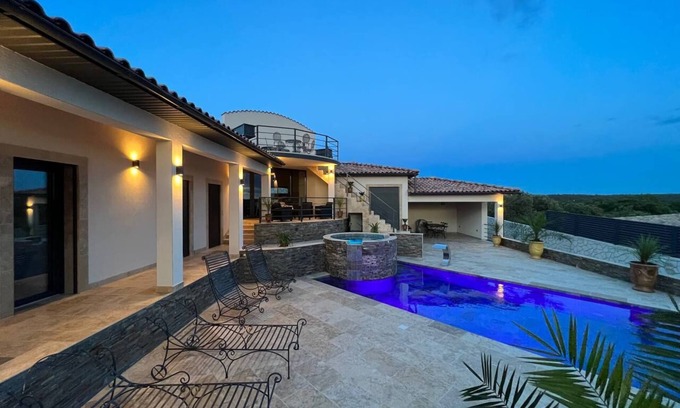 Saint-Hippolyte-de-Montaigu Villa | Villa "mont Aigu"