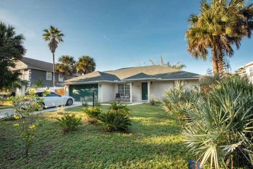 Vilano Beach House | Vilano Vacation - Entire House! Walk to Beach! 4 miles to Downtown Historic St Augustine! Dog Friendly