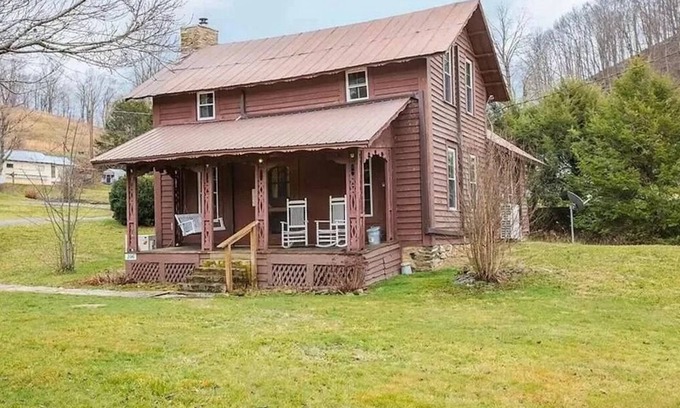 Vilas Cottage | Vilas Cottage - Located less than 10 min from King Street, 100yr old farm house
