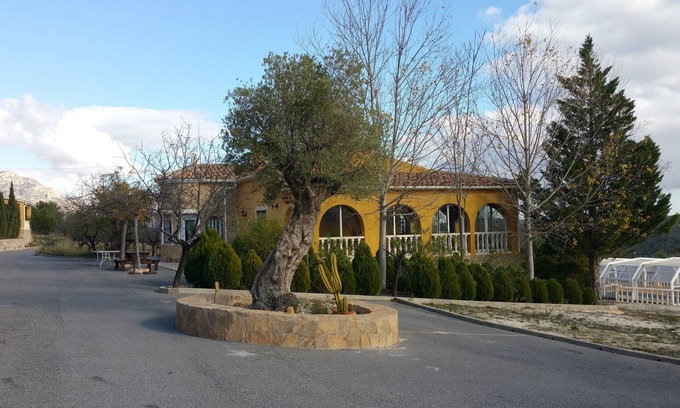 Tibi Ski Chalet | Villa 15min from Alicante, free WiFi, indoor pool, ideal for families.