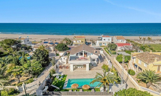 Les Deveses Villa | Villa 1ª Linea Cudei close to the Beach with Pool & Wi-Fi