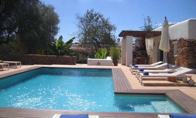 Sant Carles de Peralta Villa | VILLA 5 MINUTES FROM THE BEACHES WITH POOL AND GARDENS