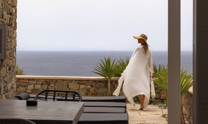 Paradise Apartment | Villa 9 - Sea View, Private Jacuzzi for 5, Shared Pool,Gym,Bar