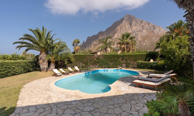 Custonaci Villa | Villa 'Amazing Sunset' with Sea View, Wi-Fi and Air Conditioning