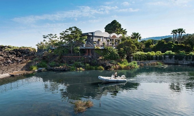 Stazzo Apartment | Villa Anemone - Iris Apartment, Sea Front