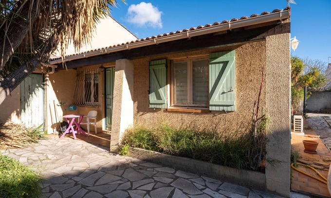 La Crau House | Villa 'Arbre De Vie' with Private Terrace, Private Garden and Wi-Fi