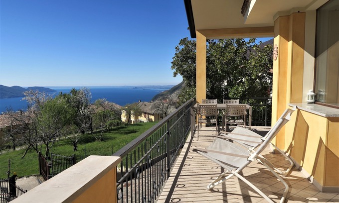 Gardola Apartment | Villa Arianna Suite in private Villa lake view, garden, private swimming pool.