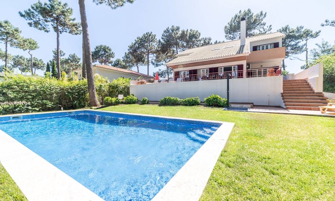Charneca de Caparica e Sobreda Villa | Villa Aster- Spacious Villa for 14 Persons with Garden and Private Swimming Pool
