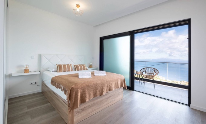 Canico Villa | Villa Bela Horizonte by GALMI