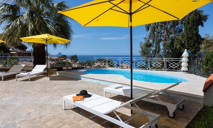 Mandra Capreria Villa | VILLA BY THE SEA WITH SPAGHETTI WELCOME