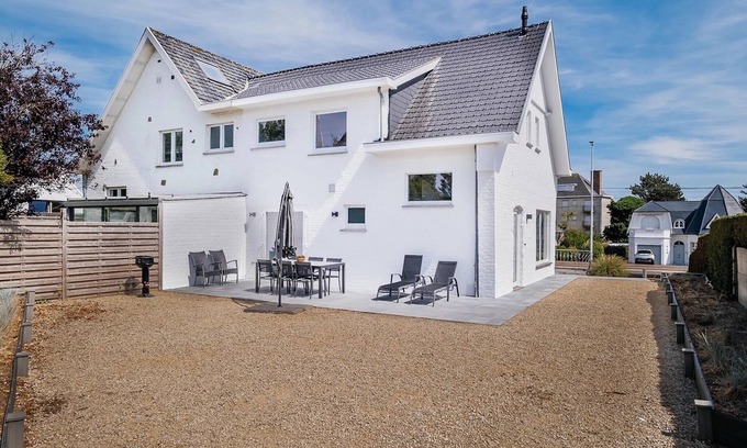 Koksijde-Bad Villa | Villa by the Sea in Belgium with Sunny Terrace