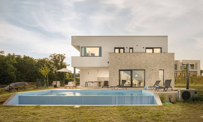 Krnica Villa | Villa Cala Sonriso for 8 people near Pula with heated pool & sea view