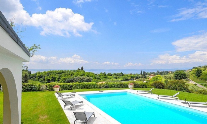 Bardolino Villa | Villa Cantuccino: A bright villa in a quiet position, situated a few miles from the shores of Lake Garda, with Free WI-FI.