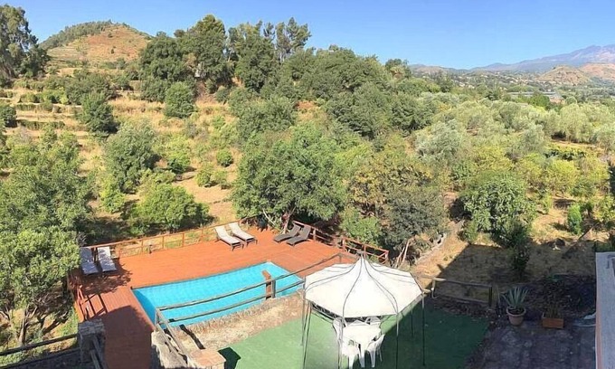 Viagrande House | Villa Carlina B: A graceful apartment surrounded by the greenery.