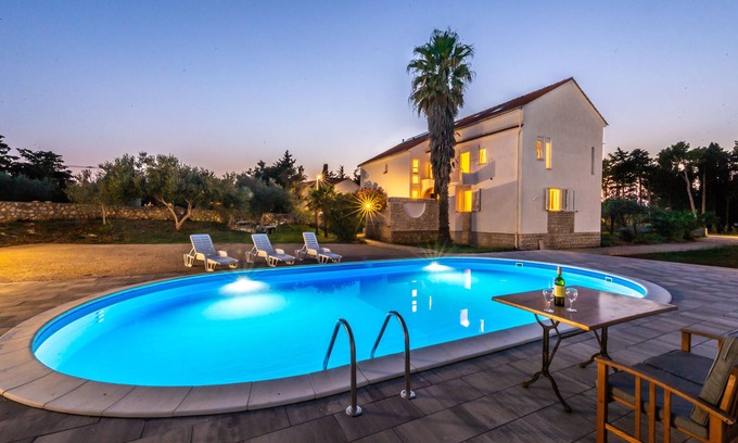 Zrce Villa | Villa Christina for up to 23 people - with pool, max. capacity 30 people