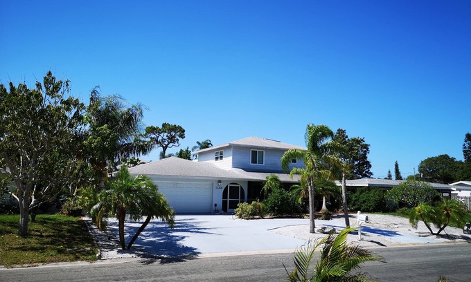 Vamo House | Villa Colleen 4 BR 4 BA, solar heated Pool near Siesta Key Beach