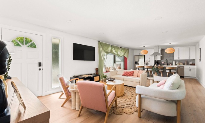 Lamar Heights Area House | Villa Colorosa | Hot Tub | Shuffleboard | Foosball