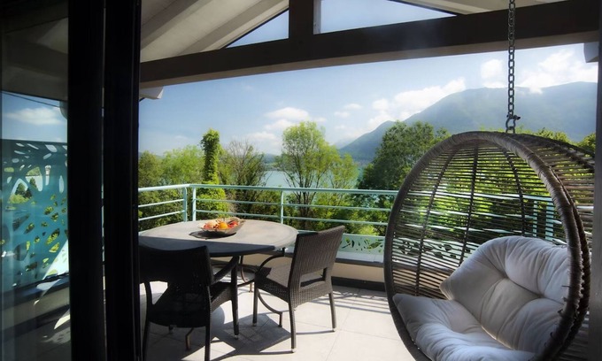 Annecy Villa | Villa 'Comme Un Voyage' with Lake View, Wi-Fi and Air Conditioning